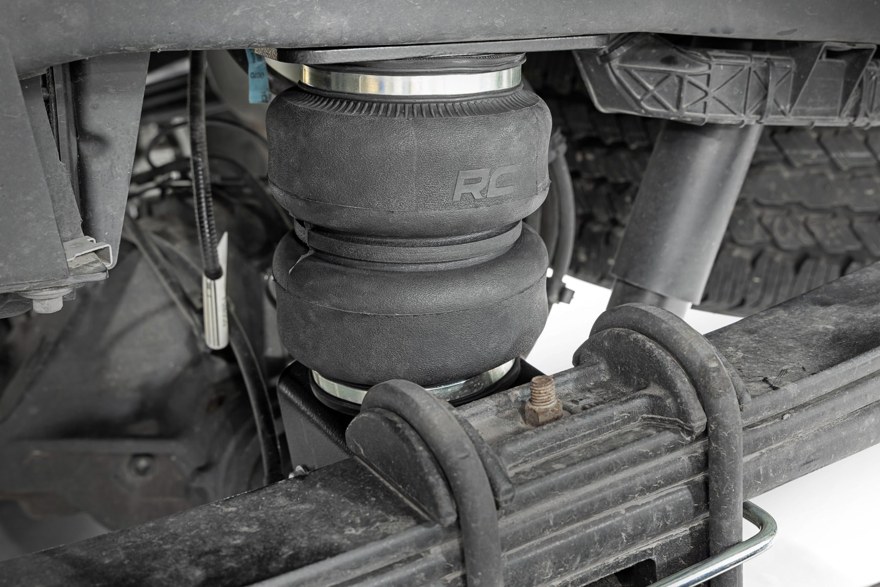 Air Spring Kit with Onboard Air Compressor 17-22 Ford Super Duty 4WD Rough Country