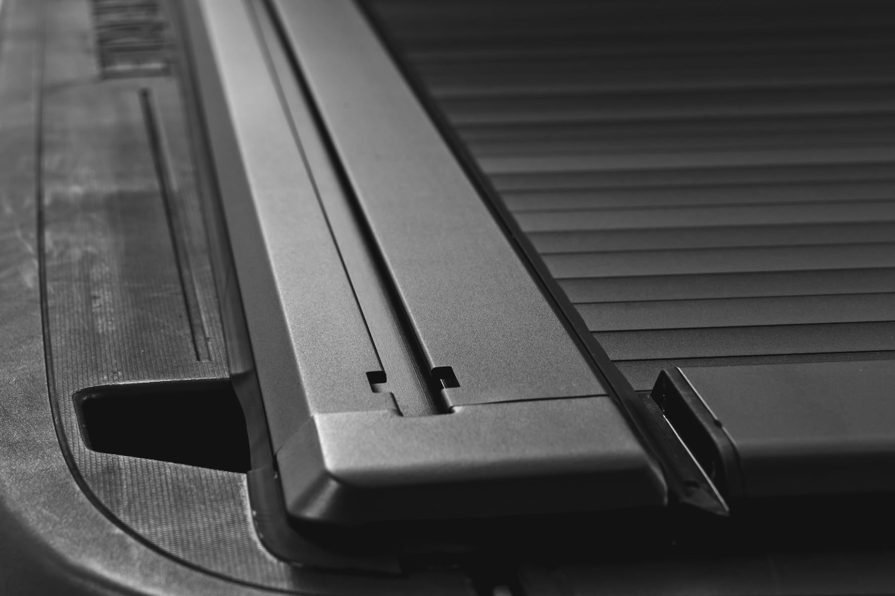 Manual Retractable Bed Cover | 5'9" Bed | Chevy/GMC 1500 (14-18 & Classic)