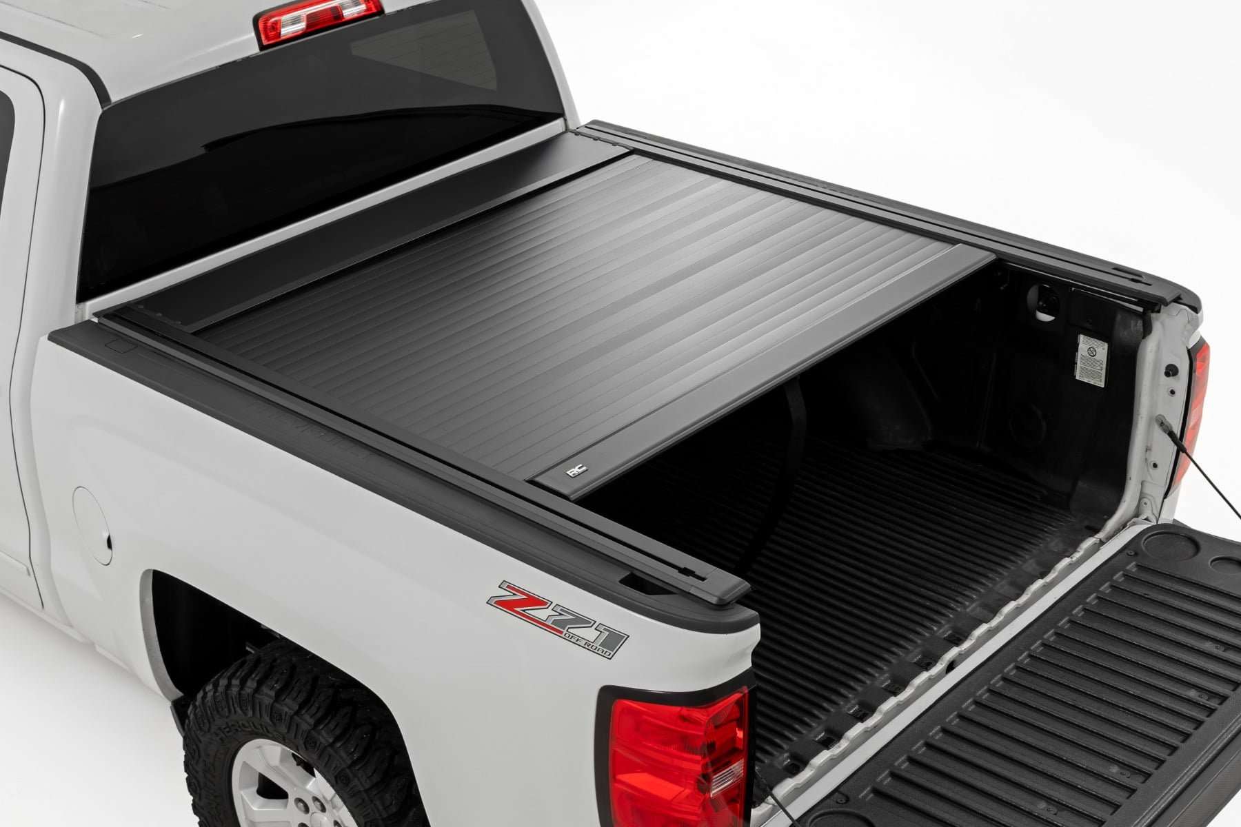 Manual Retractable Bed Cover | 5'9" Bed | Chevy/GMC 1500 (14-18 & Classic)